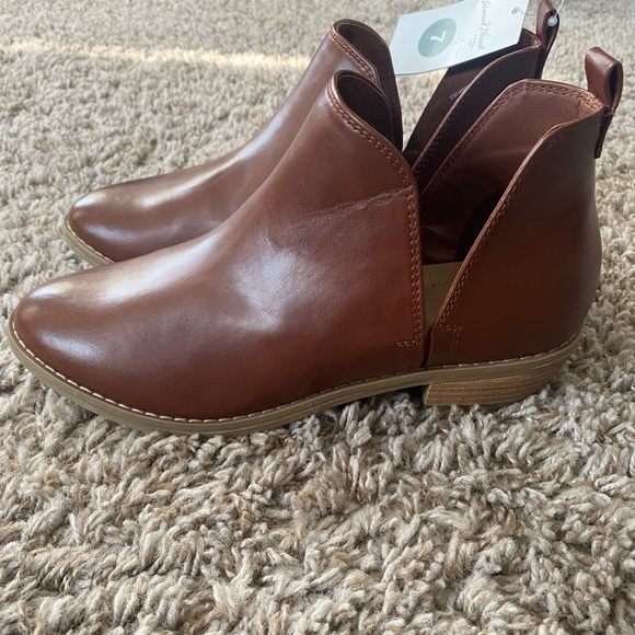 NWT Universal Thread brown/tan leather cut down with heel boho booties size 7 - Picture 2 of 7